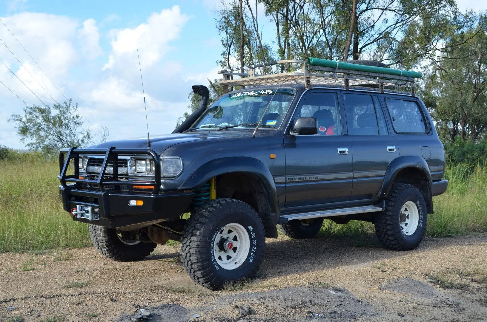 Dobinsons Classic Black Front Bullbar for Toyota Land Cruiser 80 Series (BU59-3518)